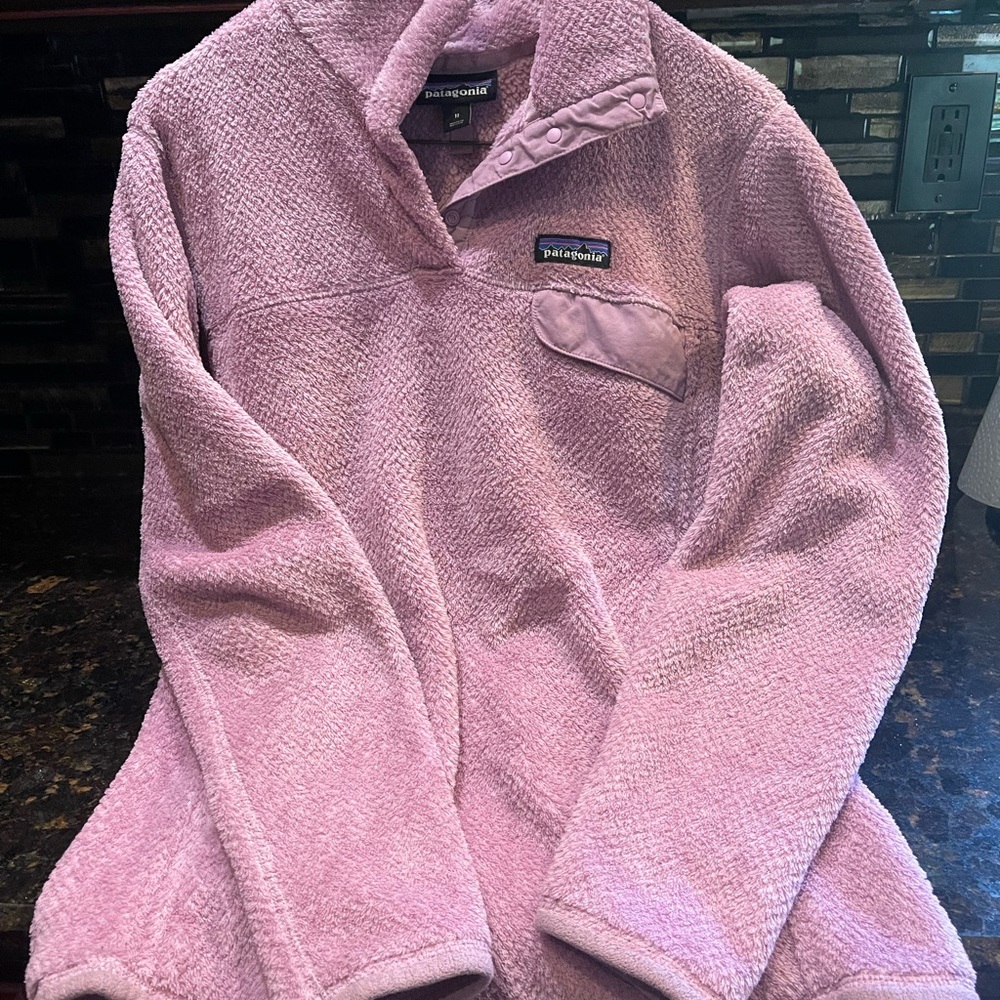 Patagonia medium snap-T retool pullover.
Beautiful light violet.  Pretty color.